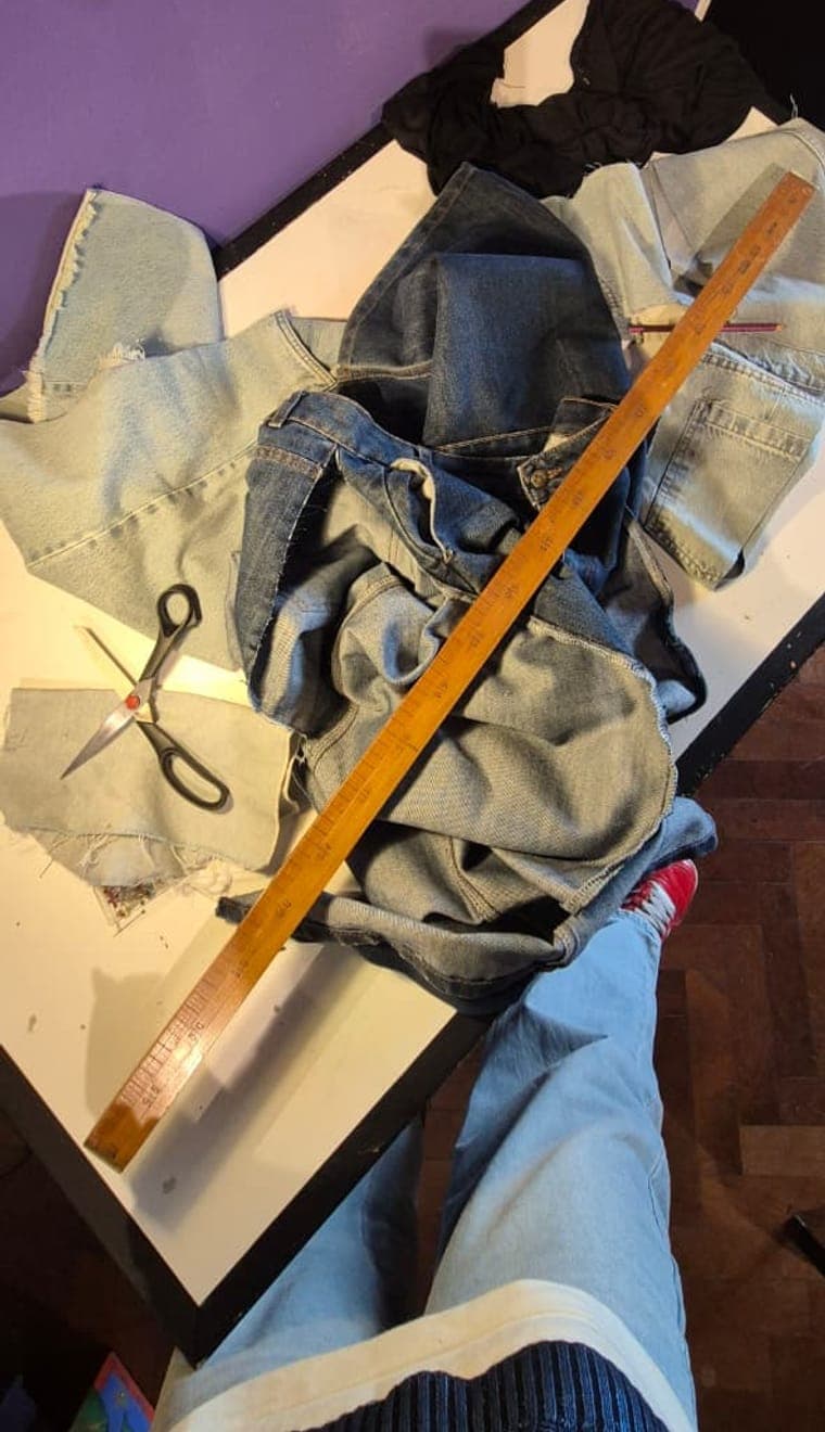 Prendas de jean intervenidas para upcycling sobre la mesa de trabajo de LAMATTA
