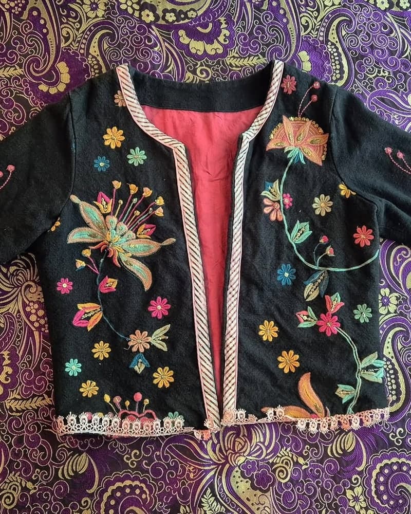 Chaqueta artesanal con bordados florales como ejemplo de upcycling en LAMATTA